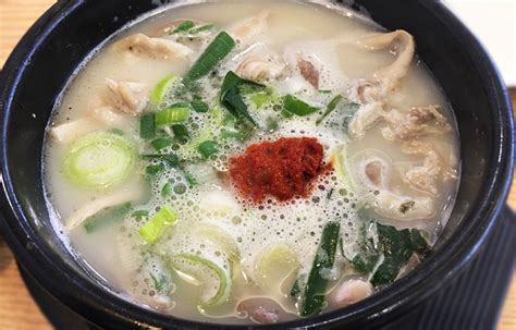  Dwaeji Gukbap: Uma Sopa Calda e Reconfortante com um Toque Picante Inesperado!