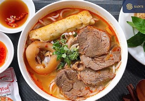  Bún Bò Huế: Uma Sinfonia de Sabores Picantes e Aromas Refrescantes!