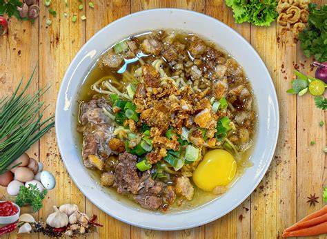  La Paz Batchoy: Uma Sinfonia de Sabores Envolvente com Caldo Aconchegante e Toque Picante!