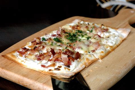  Tarte Flambée: Descubra a Combinacao Perfeita de Massa Crocante e Toppings Saborosos em Kaysersberg!